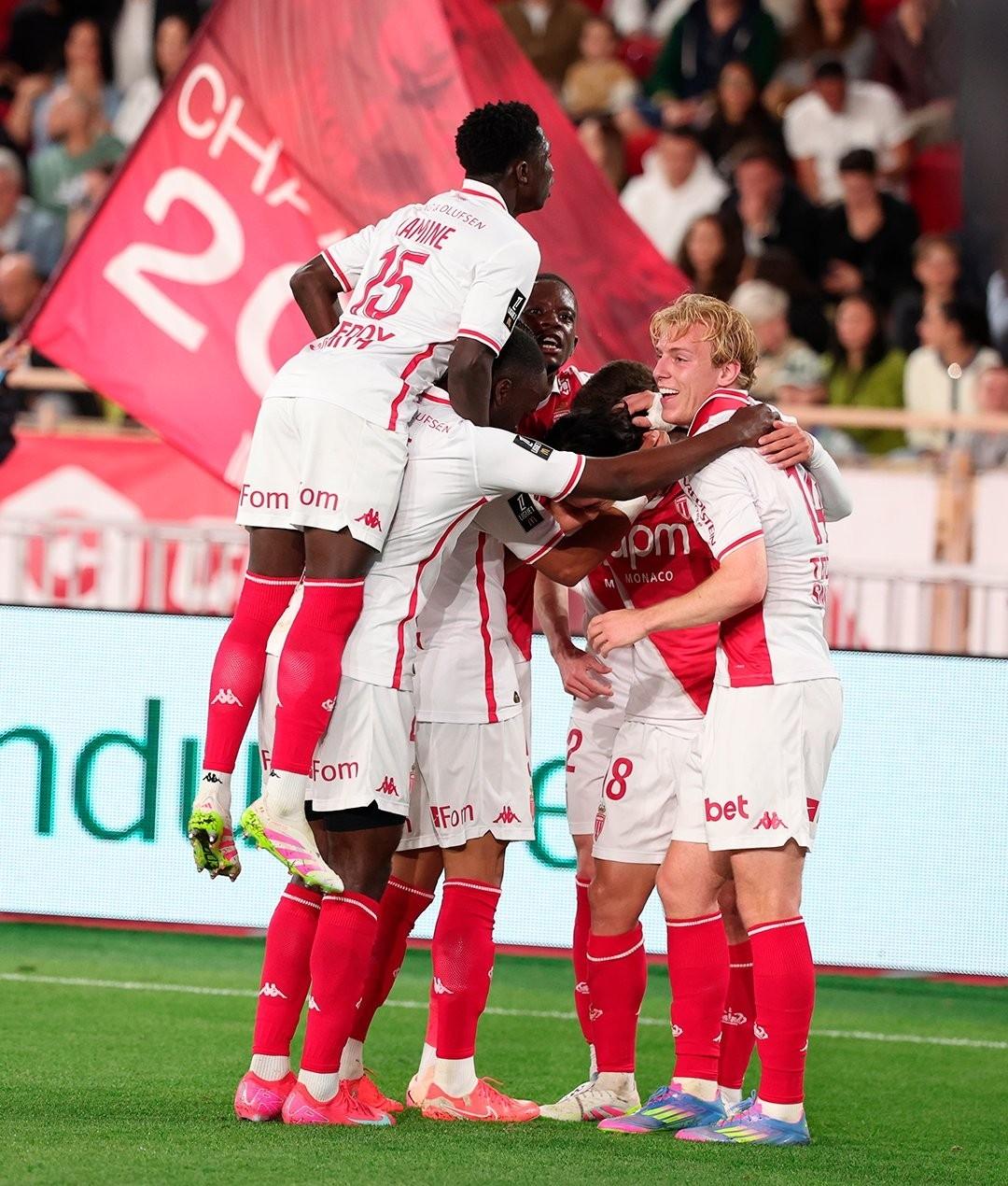 九游体育-拜仁慕尼黑训练开放日；今夜更衣室发声引欢呼；法甲在即；年轻球员得到机会(周六010德甲拜仁慕尼黑vs柏林联合)